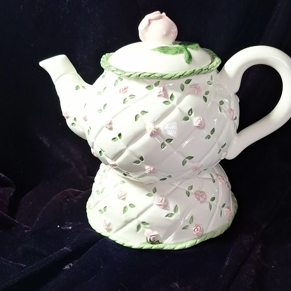 Teapot raised roses &bowl